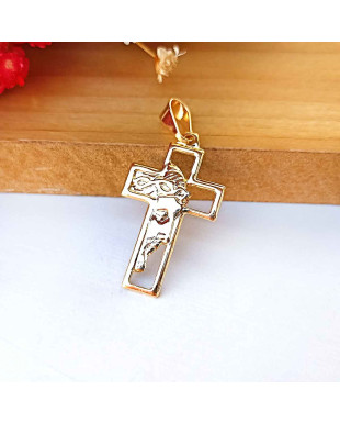 Pingente Religioso Cruz com Detalhe do Rosto de Cristo Folheado em Ouro 18K