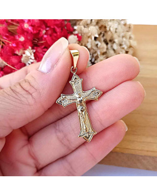 Pingente Religioso de Cruz Portuguesa com Imagem de Jesus Cristo Folheado em Ouro 18K